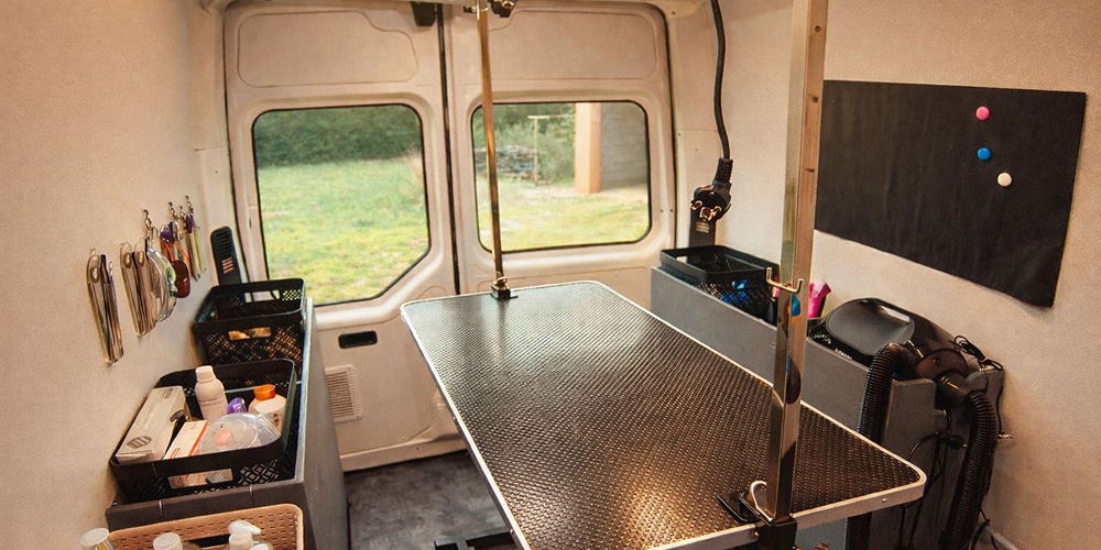 interieur-camion-toilettage-mobile-aude